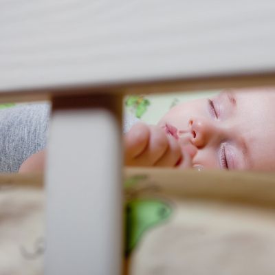 5 συμβουλές για να κοιμάται το μωρό στην κούνια με ασφάλεια