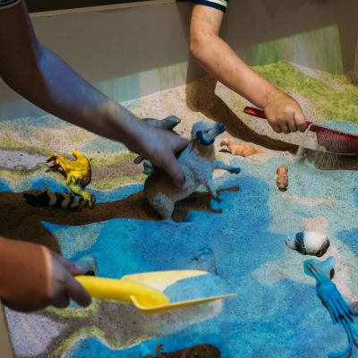 Σεληνιακή άμμος: Αισθητηριακό παιχνίδι για νήπια με μόνο δύο υλικά