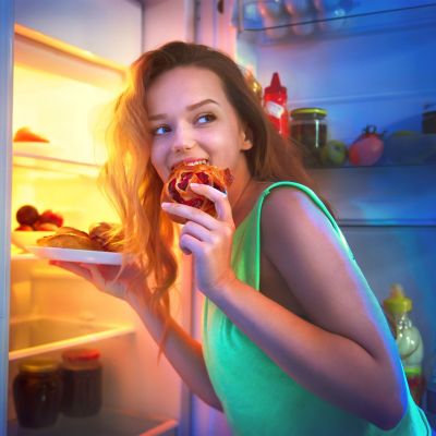 Σύνδρομο νυχτερινής υπερφαγίας: Τι είναι και πώς να το αντιμετωπίσετε