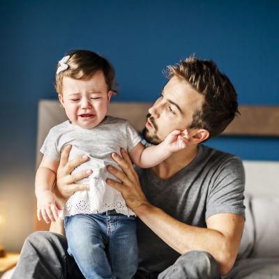 Οι μπαμπάδες τα καταφέρνουν καλύτερα με τα ξεσπάσματα θυμού των παιδιών