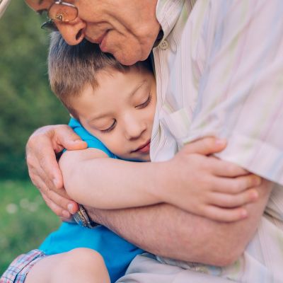 Γιαγιά και παππούς: 4 λόγοι που τους κάνουν σημαντικούς στην ανατροφή των παιδιών