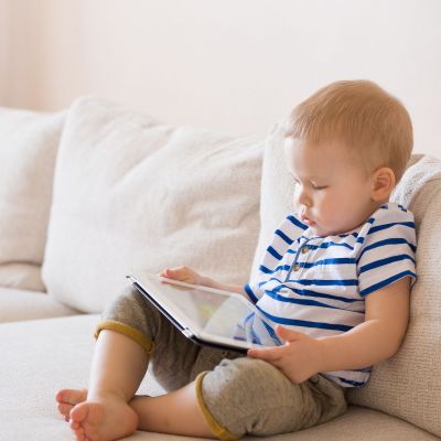 Πόση ώρα μπροστά σε μια οθόνη επηρεάζει τον παιδικό εγκέφαλο