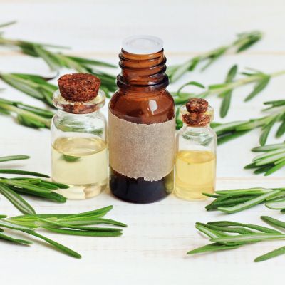 Το έλαιο δεντρολίβανου δυναμώνει τα μαλλιά; Τι απαντούν δερματολόγοι