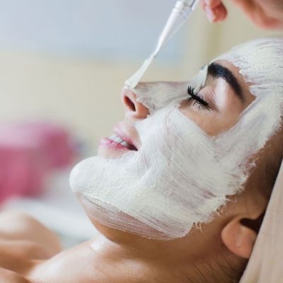 4 περίεργες θεραπείες ομορφιάς που έχουν δοκιμάσει γυναίκες celebrity