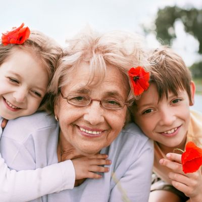 Γιαγιά και εγγόνια: Γιατί αυτή η σχέση είναι πολύτιμη