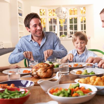 5 παιχνίδια που θα φέρουν κοντά όλη την οικογένεια την ώρα του φαγητού