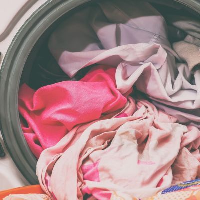 Το tip της μαμάς: 6 πράγματα που πρέπει να κάνετε πριν πλύνετε τα ρούχα στο πλυντήριο