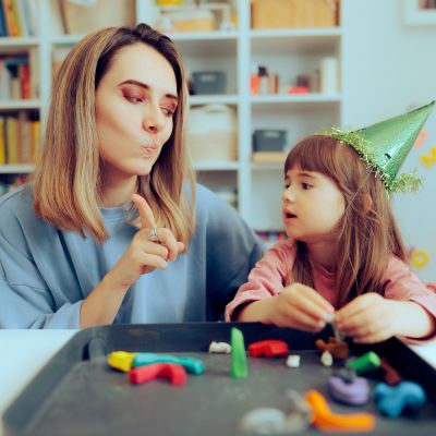 «Τι, γιατί; Γιατί το λέω εγώ» - Ο λόγος που δεν πρέπει να απαντάτε έτσι στο παιδί