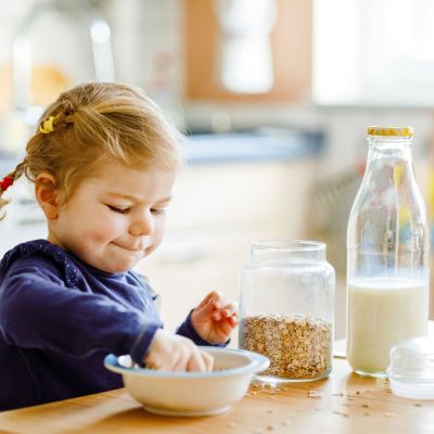 Πρωινό για παιδιά: 8 τρόποι για να κάνετε ένα μπολ με βρώμη πιο γευστικό