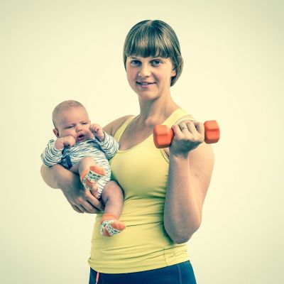 Χρήσιμες οδηγίες για την επιστροφή στο γυμναστήριο μετά τον τοκετό