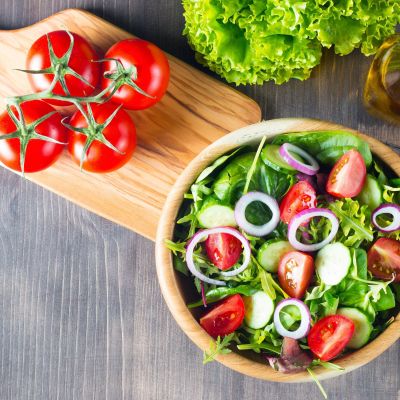 Σαλάτα ζεστή με ψητό ψωμί και ψητά τοματάκια για το πασχαλινό τραπέζι