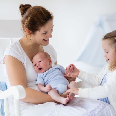 Πράγματα που δεν πρέπει να λέτε στο νήπιο όταν αποκτήσετε νέο μωρό