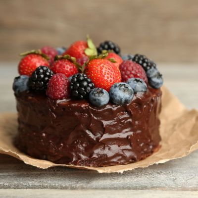 Γρήγορο κέικ στον φούρνο μικροκυμάτων με 6 υλικά χωρίς αβγά για τη γιορτή της Μητέρας