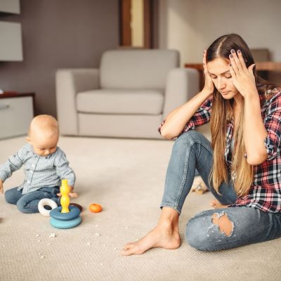Τι αγχώνει περισσότερο τις μαμάδες; Τα 4 πιο συχνά αίτια