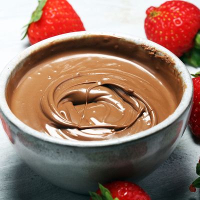 Το πιο γρήγορο και υγιεινό σνακ που θα φτιάξετε με φράουλες, μπανάνα και σοκολάτα