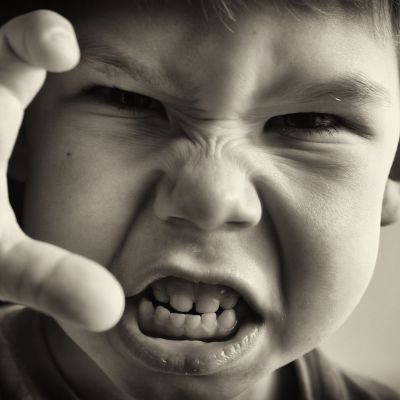 «Εκρήξεις» θυμού: Πότε και γιατί συμβαίνουν αλλά και πώς να τις αποτρέψετε