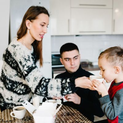 Κάνει ή όχι να δίνετε στα παιδιά σας καφέ (ή ενεργειακά ποτά με καφεΐνη);