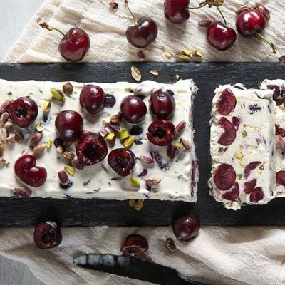 Semifreddo με κεράσια και φιστίκια Αιγίνης - Δροσερό και πολύ νόστιμο