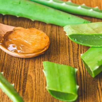 Πώς να χρησιμοποιήσετε την αλόη στη ρουτίνα ομορφιάς σας