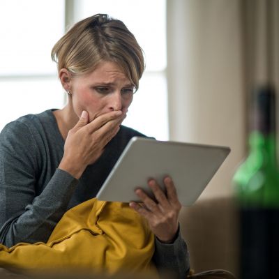 Χαμένες στον λαβύρινθο της υπογονιμότητας: Η ατελείωτη έρευνα στο διαδίκτυο για μια απάντηση