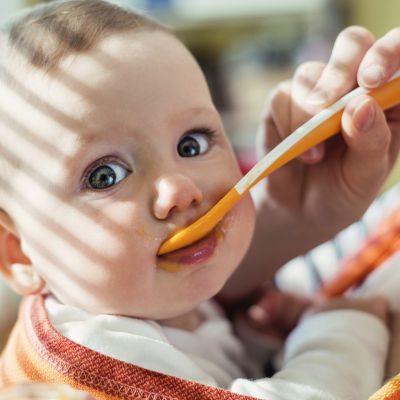 Διατροφή βρέφους: Ο μητρικός θηλασμός μπορεί να συνεχιστεί και μετά την εισαγωγή των στερεών τροφών;