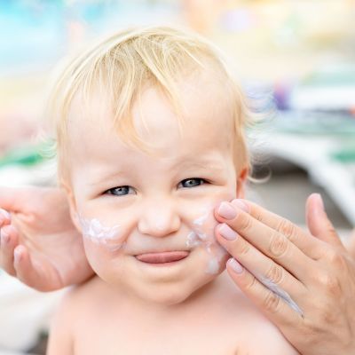 Αντιηλιακή προστασία: Πώς να επιλέξετε το καλύτερο αντιηλιακό