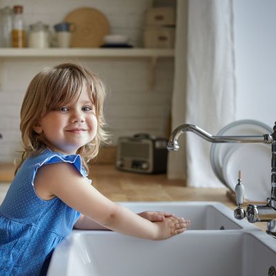 Δουλειές του σπιτιού: Πώς μπορούν τα παιδιά να σας βοηθήσουν διασκεδάζοντας