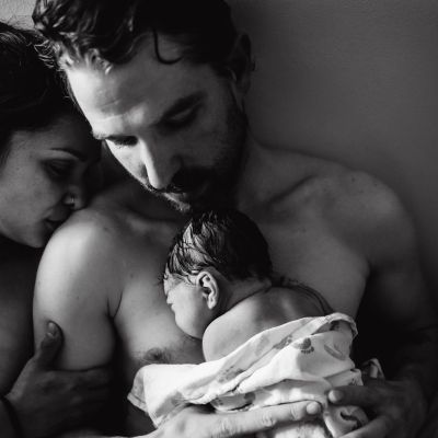 Φωτογραφίες που δείχνουν πώς ένα μωρό φέρνει το ζευγάρι ακόμη πιο κοντά