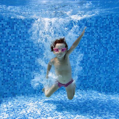 Πώς θα κάνουν ασφαλείς βουτιές τα παιδιά στην θάλασσα, σύμφωνα με μία ειδικό