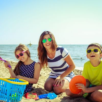 10 must have πράγματα που πρέπει μια μαμά να έχει στη τσάντα της παραλίας