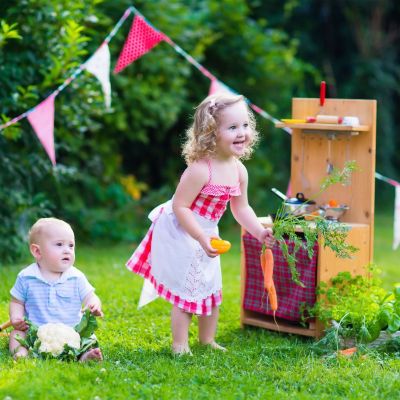 Οι παιδικές «λασπο-κουζίνες» απελευθερώνουν τη δημιουργικότητα και τη διασκέδαση