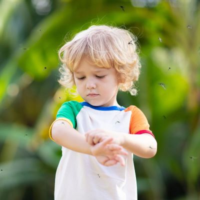 Πώς θα αποτρέψετε τα τσιμπήματα από κουνούπια στα παιδιά φέτος το καλοκαίρι