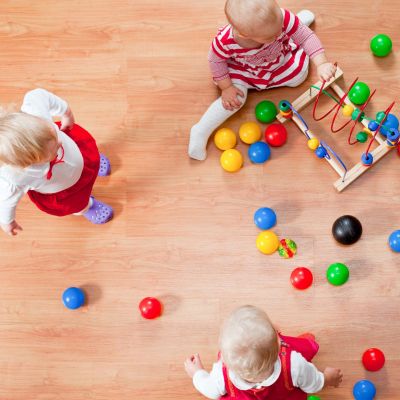 3 τρόποι για να ενθαρρύνετε το νήπιο παιδί σας να παίξει ανεξάρτητα