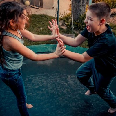 10+1 οφέλη του τραμπολίνου στα παιδιά