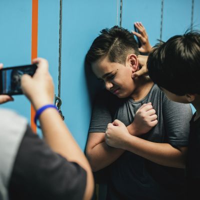 Έκανε bullying σε συμμαθητή του με καρκίνο και ο μπαμπάς του τον κούρεψε (βίντεο)