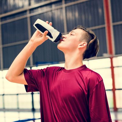 Γιατί τα ενεργειακά και αθλητικά ποτά δεν πρέπει να δίνονται στα παιδιά