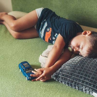 Έχει ζέστη; 6 τρόποι να κρατήσετε τα παιδιά δροσερά με φυσικό τρόπο όταν κοιμούνται