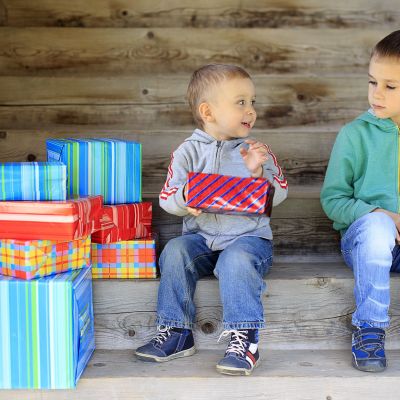 Αδελφική ζήλια: Τι να κάνετε όταν το παιδί σας ζηλεύει τα δώρα του αδερφού του