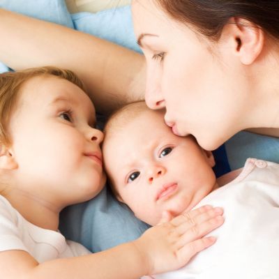 5 πράγματα που δεν πρέπει να ξεχνούν οι μαμάδες όταν αποκτούν δεύτερο παιδί