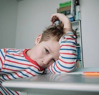 Γιατί το παιδί μου μασάει τα ρούχα του; Αίτια και τρόποι αντιμετώπισης