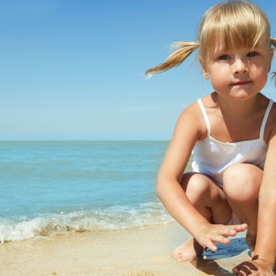 Καύσωνας: Προσοχή στα μικρά παιδιά - Πώς να τα προστατεύσετε από τη ζέστη