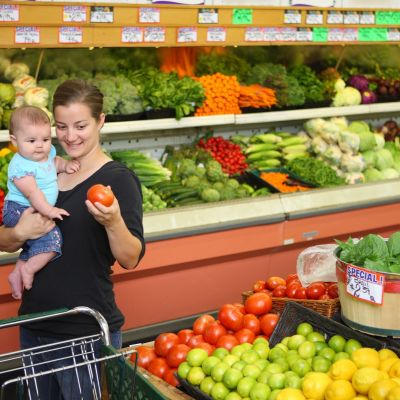 Διατροφή μετά τον τοκετό: 7 απαραίτητες τροφές που πρέπει να καταναλώνετε