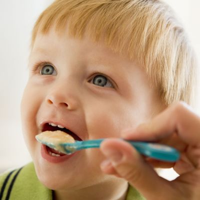 3 συνταγές για να κάνετε το νήπιο παιδί σας να φάει φρούτα