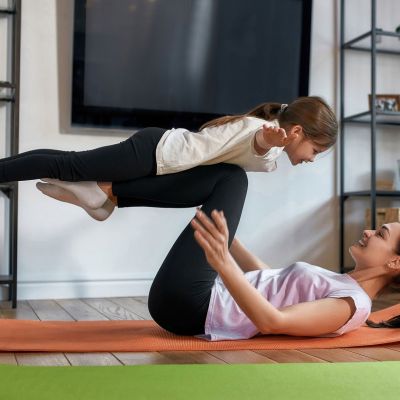 Έρευνα: Τα παιδιά μαθαίνουν να αγαπούν τη γυμναστική όταν βλέπουν τις μαμάδες τους να γυμνάζονται