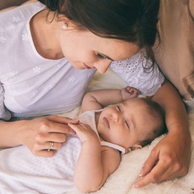 Έρευνα: Το νανούρισμα βελτιώνει την ανάπτυξη του βρεφικού εγκεφάλου