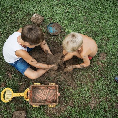Messy play: Γιατί τα παιδιά αγαπούν να παίζουν με τη λάσπη