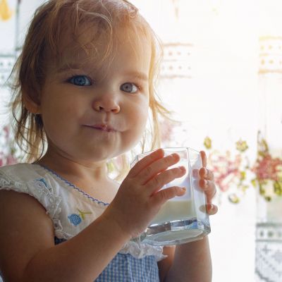 Γιατί τα παιδιά πρέπει να πίνουν ένα ποτήρι γάλα πριν τον ύπνο