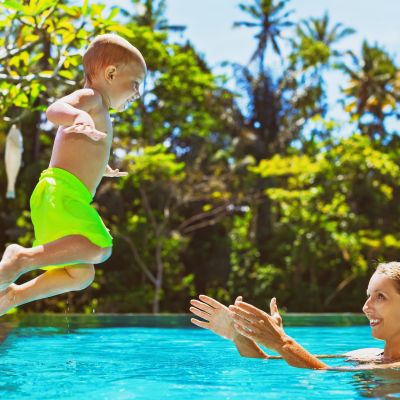4 διασκεδαστικά (και ασφαλή) παιχνίδια για παιδιά στην πισίνα