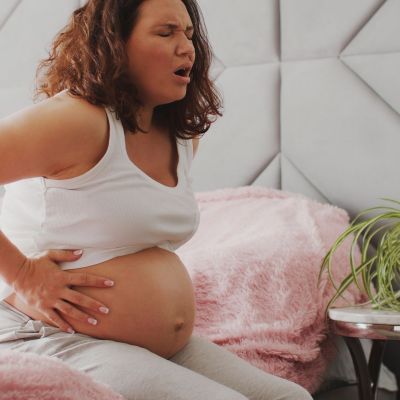 Οσφυο-πυελικός πόνος στην εγκυμοσύνη: Aιτίες, συμπτώματα και τρόποι αντιμετώπισης
