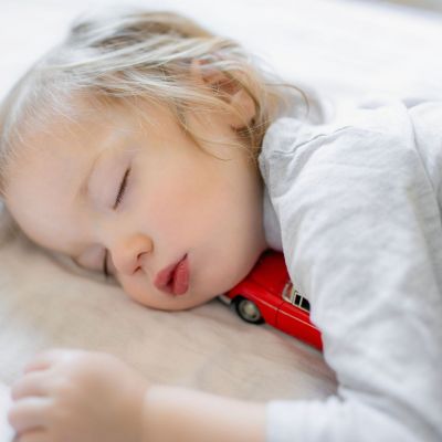 Πότε το παιδί μπορεί να κοιμηθεί σε μαξιλάρι